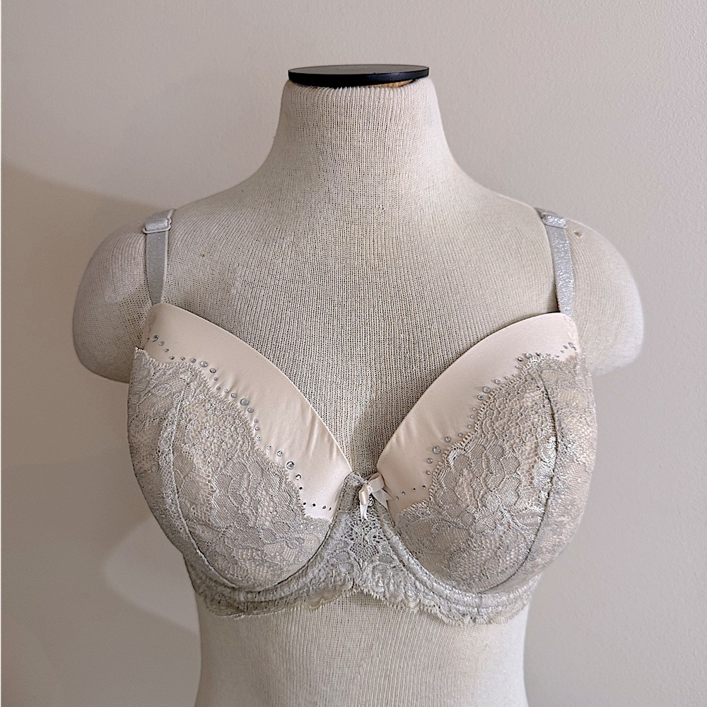 Victoria Secret Off White Silver Glitter Grey Lace Rhinestone Crystals 38D NWOT